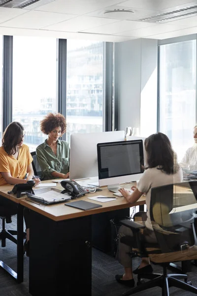 Vier Vrouwelijke Creatieve Collega Die Samenwerken Een Kantoor Verticaal — Stockfoto