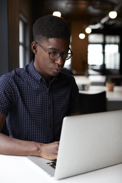 Молодий Чорний Чоловік Креативний Сидить Столом Відкритому Офісі Використанням Ноутбука — стокове фото