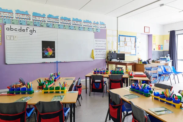 Leeg Klaslokaal Basis School Met Whiteboard Bureaus — Stockfoto