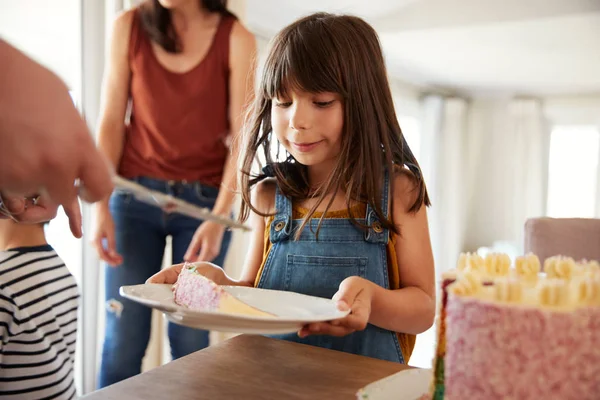 家族のお祝いの間にバースデーケーキを提供されている6歳の女の子 クローズアップ — ストック写真