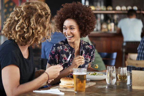 Paar Datum Vergadering Voor Drankjes Eten Restaurant — Stockfoto