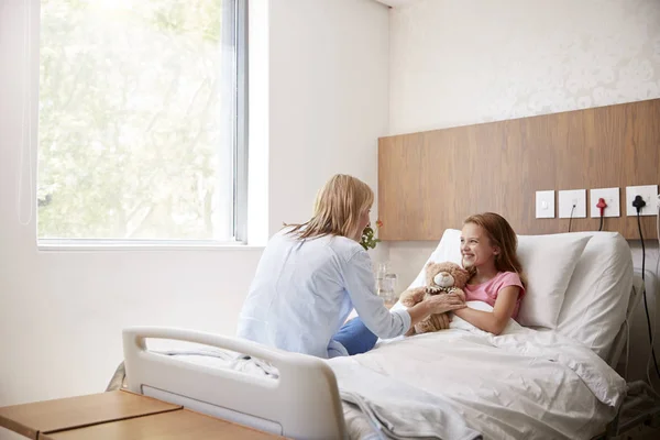 Mor Besöker Dotter Som Ligger Sängen Sjukhus Församling — Stockfoto