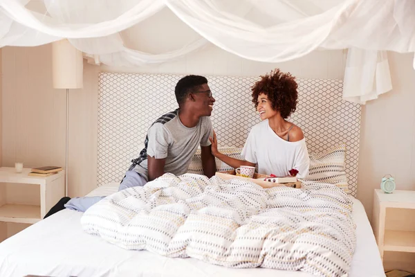 Tusenden Afroamerikansk Man Ger Sin Partner Frukost Och Gåvor Sängen — Stockfoto