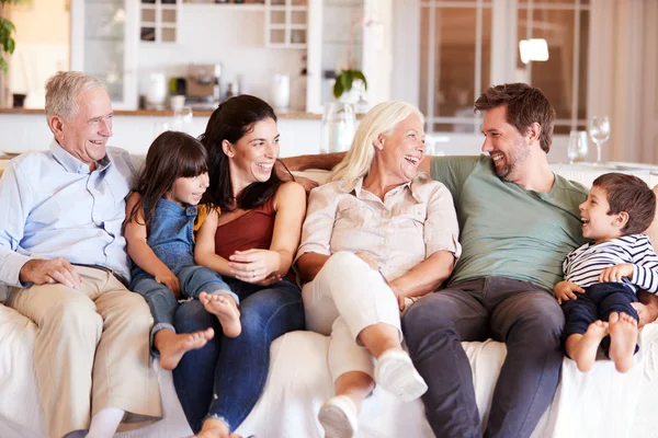 幸福的三代白人家庭坐在家里的一张大瓦上看着对方 — 图库照片