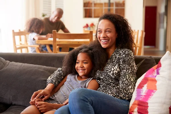 Mãe Filha Sentadas Sofá Casa Assistindo Filme Juntos — Fotografia de Stock