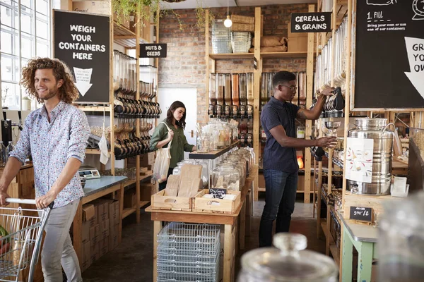 Shoppers Gedroogde Goederen Sectie Van Duurzame Plastic Gratis Kruidenierswinkel — Stockfoto