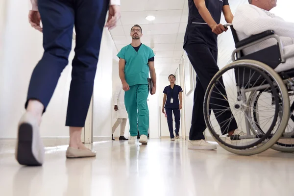 Drukke Ziekenhuis Corridor Met Medisch Personeel Patiënten — Stockfoto