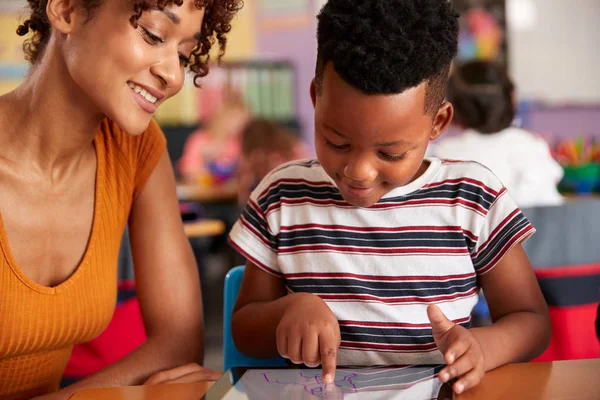 Profesor Escuela Primaria Alumno Masculino Dibujando Usando Tableta Digital Aula — Foto de Stock