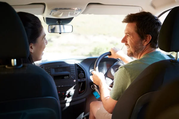 Mittleres Erwachsenes Weißes Paar Das Auto Fährt Und Einander Anlächelt — Stockfoto