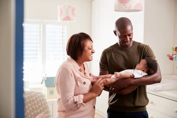 Stolt Mormor Med Adult Son Cuddling Baby Barnbarn Plantskola Hemma — Stockfoto