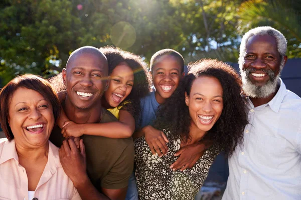 Utomhus Porträtt Flera Generationer Familj Trädgården Hemma Mot Fackling Solljus — Stockfoto