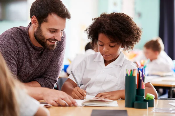 Onderwijzeres Van Mannelijke Basis School Die Een Vrouwelijke Leerling Draagt — Stockfoto