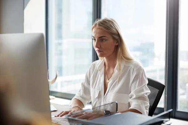 Jonge Blanke Blonde Vrouw Zittend Een Bureau Werken Een Computer — Stockfoto