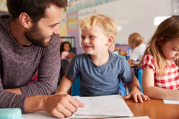 Grundskola Lärare Ger Manliga Eleven Till Ett Stöd Classroom — Stockfoto