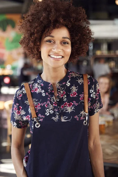 Portrait Serveuse Servant Dans Restaurant Bar Occupé — Photo