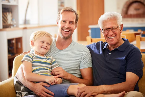 Porträtt Far Med Vuxen Son Och Barnbarn Koppla Soffan Hemma — Stockfoto