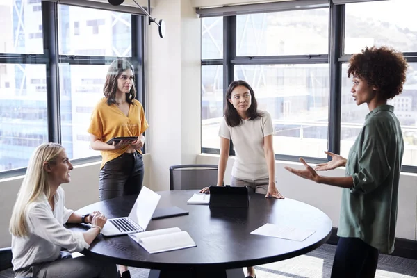 Female Creatives Meeting Room Listening Colleague Making Informal Presentation — Stock Photo, Image