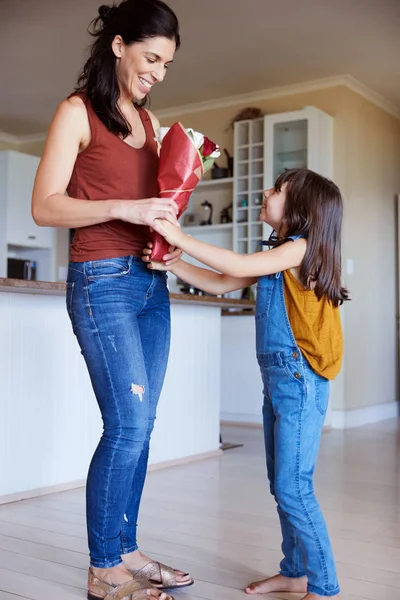 Giovane Ragazza Bianca Dando Alla Madre Mazzo Fiori Nel Giorno — Foto Stock