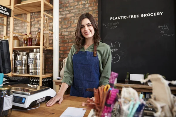 销售台后面的可持续塑料免费杂货店女店主的肖像 — 图库照片