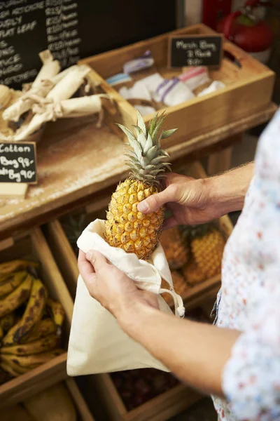 Nahaufnahme Eines Mannes Der Ananas Wiederverwendbare Baumwolltasche Einem Lebensmittelgeschäft Steckt — Stockfoto