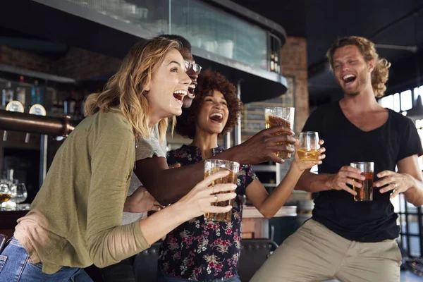 Grupo Amigos Masculinos Femeninos Que Celebran Mientras Ven Partido Pantalla — Foto de Stock