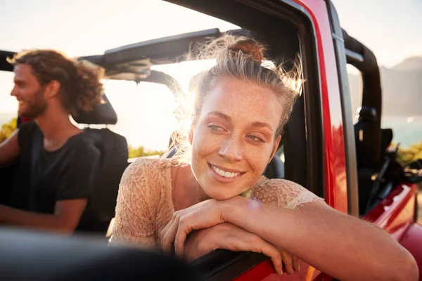 千禧年白人夫妇在公路旅行驾驶在敞口的顶车 妇女靠在车门 — 图库照片