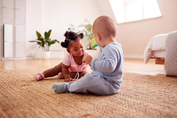 Baby Jongen Meisje Spelen Met Speelgoed Tapijt Thuis Samen — Stockfoto