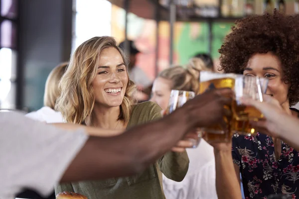 Reunión Grupo Jóvenes Amigos Para Bebidas Comida Haciendo Brindis Restaurante — Foto de Stock