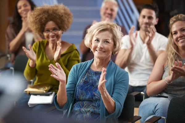 Gruppe Bei Nachbarschaftstreffen Applaudiert Rednerin Gemeindezentrum — Stockfoto