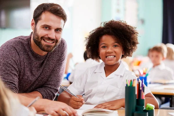 Porträt Eines Männlichen Grundschullehrers Der Einer Schülerin Uniform Eins Eins — Stockfoto