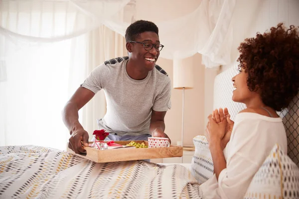 Millennial African American Par Firar Man Föra Sin Partner Frukost — Stockfoto