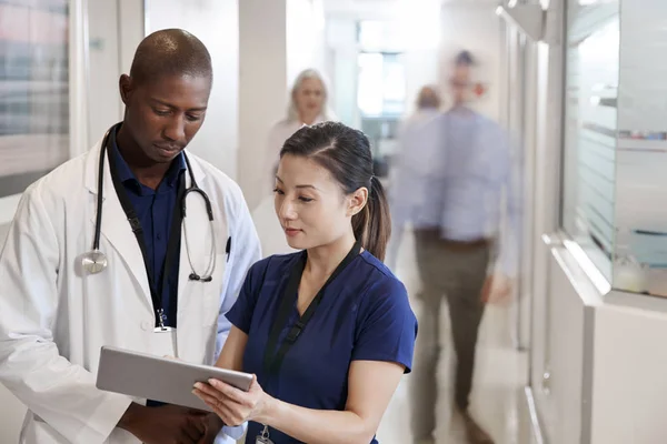 Médecin Infirmière Consultation Sur Tablette Numérique Dans Couloir Occupé Hôpital — Photo