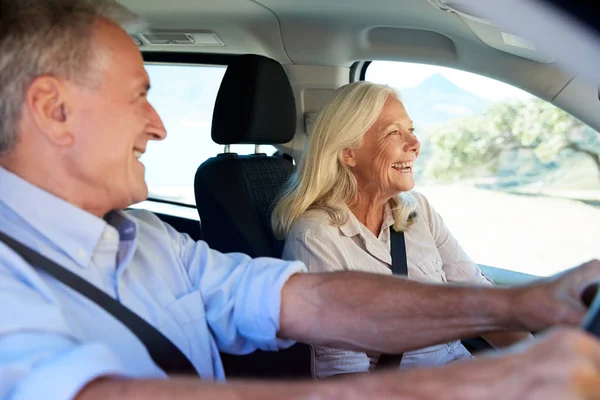 Feliz Pareja Ancianos Blancos Conduciendo Coche Sonriendo Vista Lateral Cerca —  Fotos de Stock