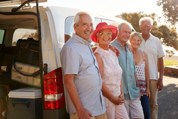 Porträt Von Senioren Die Urlaub Zusammen Neben Transporter Stehen — Stockfoto