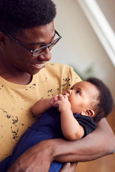 Pai Amoroso Segurando Bebê Recém Nascido Casa Apartamento Loft — Fotografia de Stock