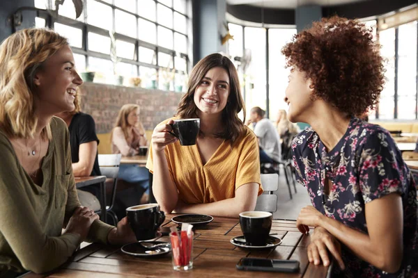 Tres Amigas Jóvenes Reúnen Mesa Cafetería Hablan — Foto de Stock