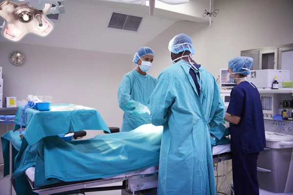 Equipo Quirúrgico Trabajando Paciente Quirófano Del Hospital — Foto de Stock