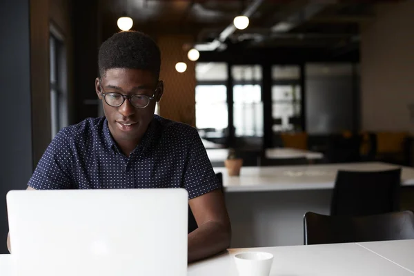 Millennial Mâle Créatif Noir Assis Bureau Dans Bureau Ouvert Utilisant — Photo