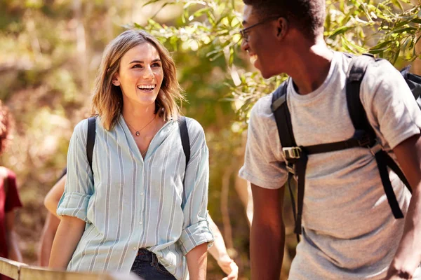 Glücklich Gemischte Rasse Millennial Paar Wandern Einem Wald Zusammen Taille — Stockfoto