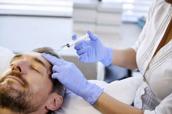 Kadın Beautician Veren Olgun Erkek Hasta Alnında Botox Enjeksiyon — Stok fotoğraf