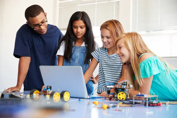 Tres Estudiantes Femeninas Con Vehículo Robot Construcción Maestros Clase Codificación — Foto de Stock