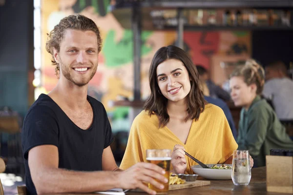 Retrato Casal Reunião Data Para Bebidas Alimentos Restaurante — Fotografia de Stock