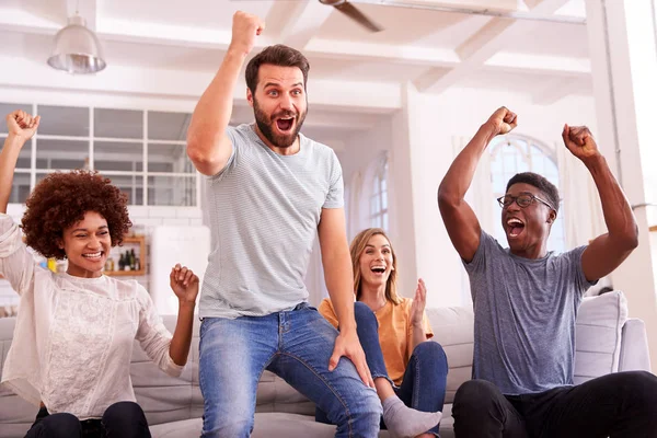 Opgewonden Groep Vrienden Zittend Bank Kijken Naar Sport Vieren — Stockfoto