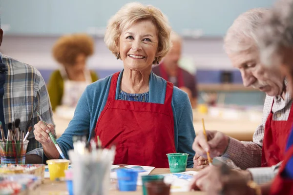 社区中心参加艺术班的退休老年妇女肖像 — 图库照片