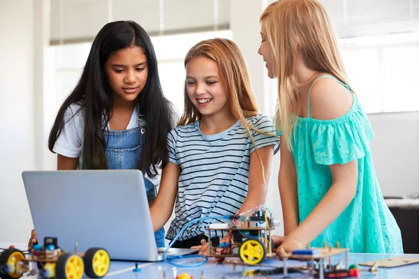 Drei Studentinnen Bauen Und Programmieren Roboterfahrzeug Computercodierungskurs Nach Der Schule — Stockfoto
