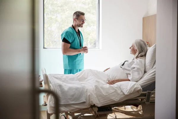 Chirurgo Visita Parlare Con Maturo Paziente Femminile Ospedale Letto — Foto Stock