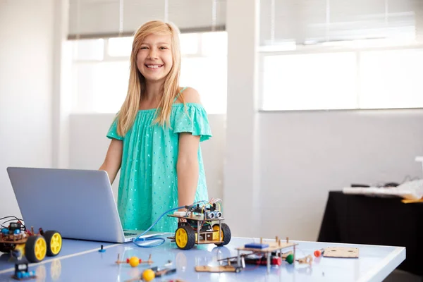 Ritratto Studentessa Che Costruisce Programma Veicolo Del Robot Nella Classe — Foto Stock
