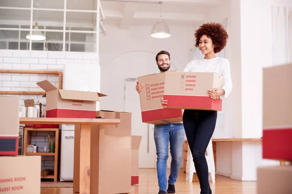 Pareja Sonriente Llevando Cajas Nuevo Hogar Día Que Muda —  Fotos de Stock