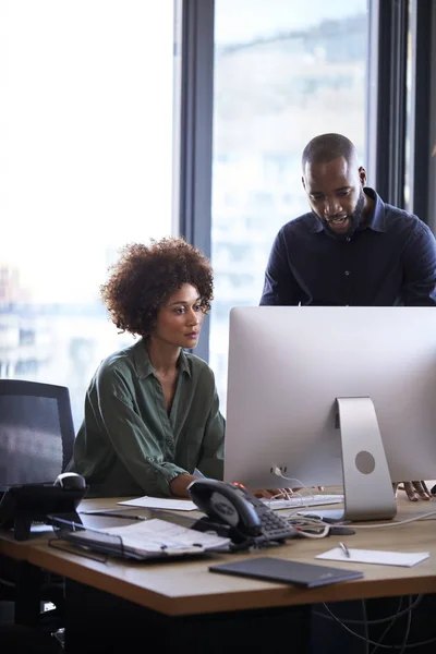 Jeunes Collègues Noirs Masculins Féminins Travaillant Ensemble Ordinateur Dans Bureau — Photo