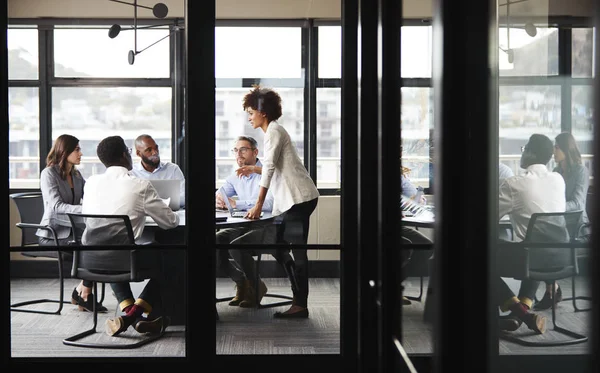 Millennial Schwarze Geschäftsfrau Steht Während Sie Kollegen Bei Einem Meeting — Stockfoto